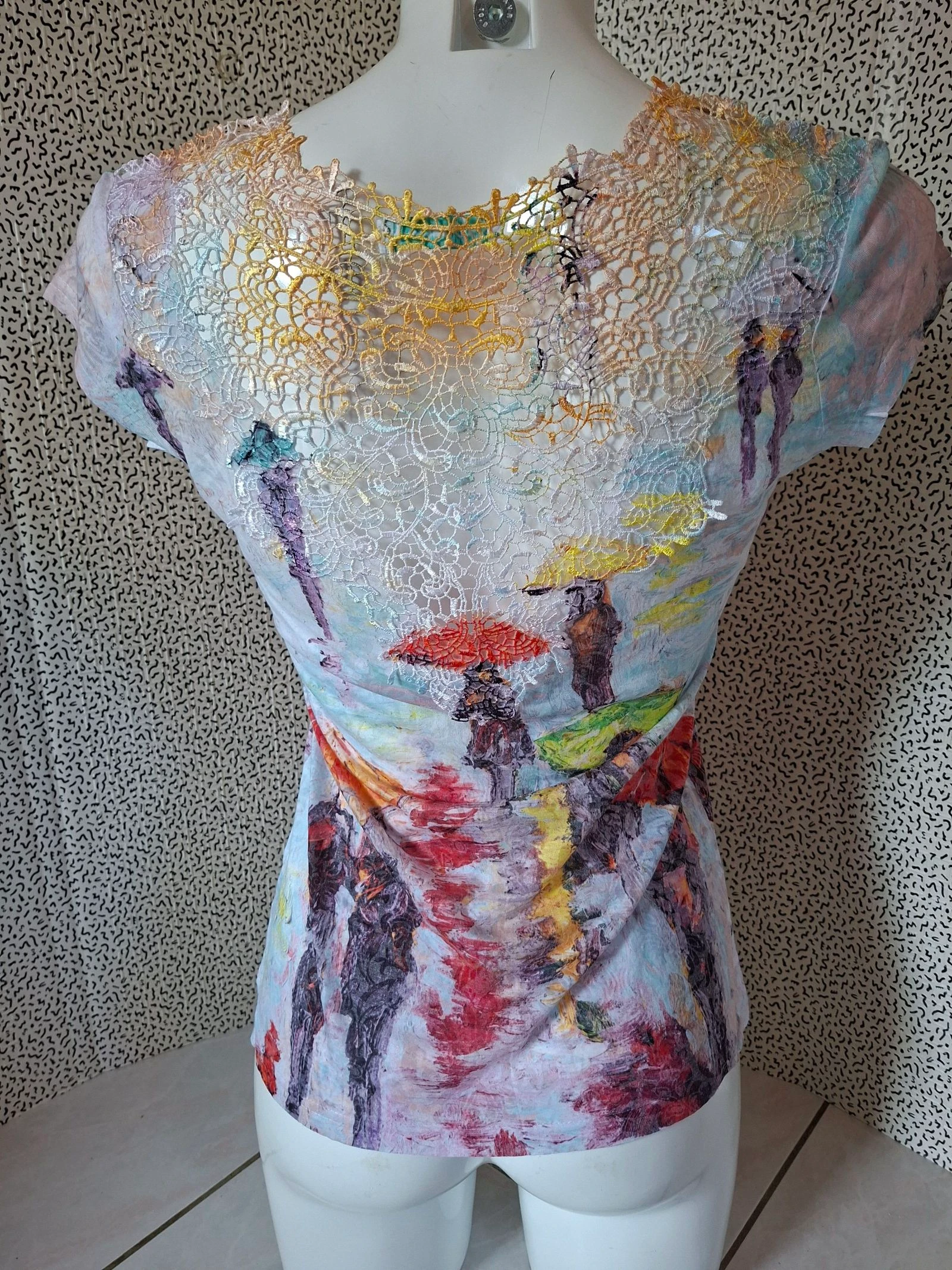 T-shirt femme Ky Création M imprimé artistique dentelle strass multicolore original – photo 4